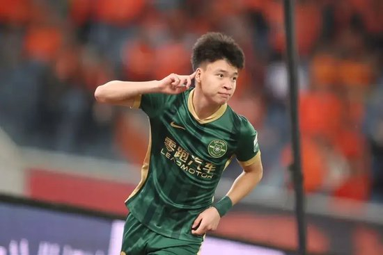 王钰栋8球并列射手榜首,18岁新星60米超车碾压刘彬彬