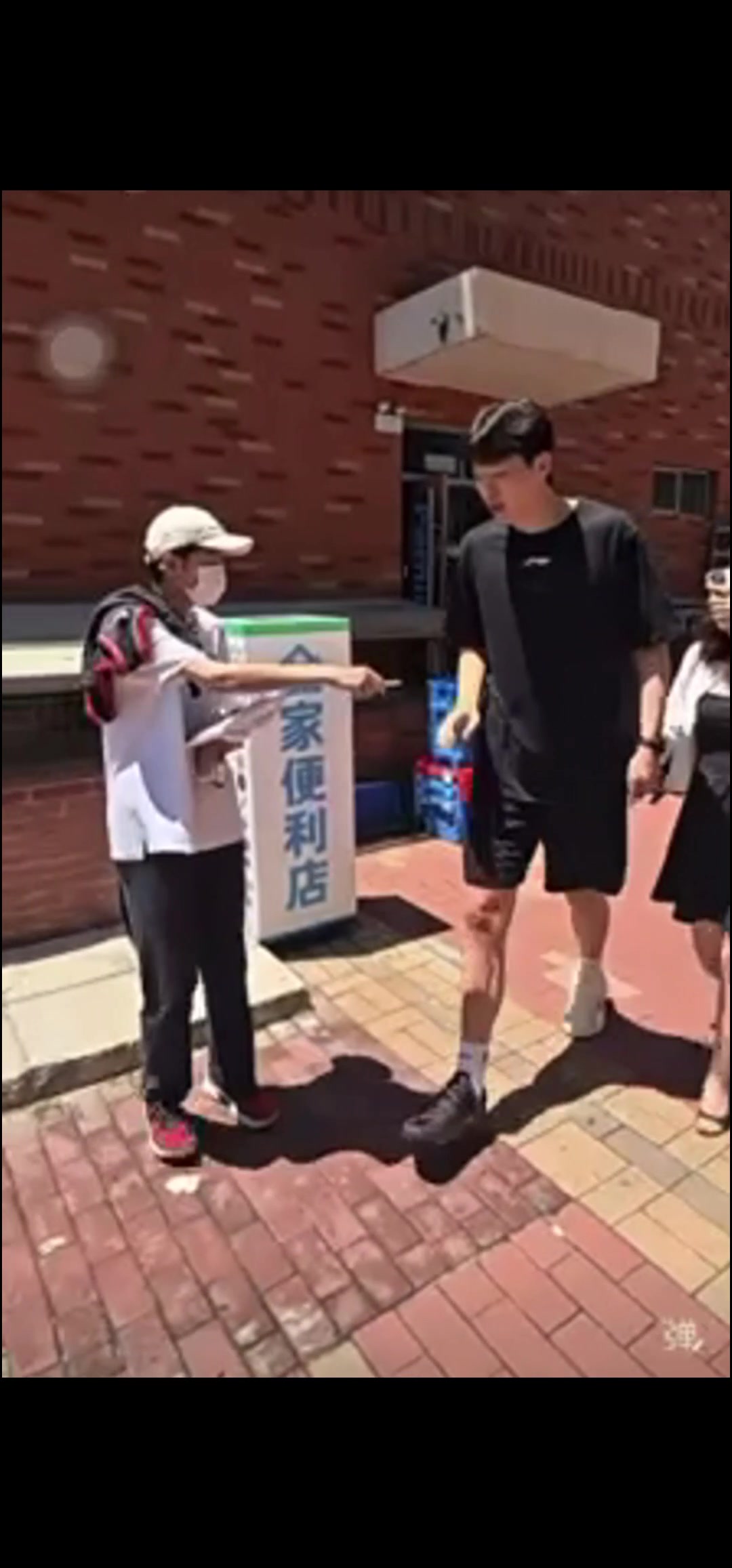 杨瀚森北京见面会离场未理会签名请求 球迷喊话’我们也没吃饭’