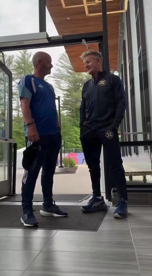 戈登·拉姆齐现身苏格兰训练营,罗伯逊赠26号战袍 戈登·拉姆齐现身苏格兰训练营,罗伯逊赠26号战袍